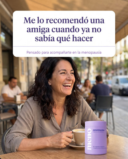 Mujer sonriente en una terraza con el frasco de MENO